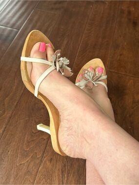 RARE REACTION - KENNETH COLE WHITE & PINK LEATHER FLORAL WOODEN HEELS - SIZE 7